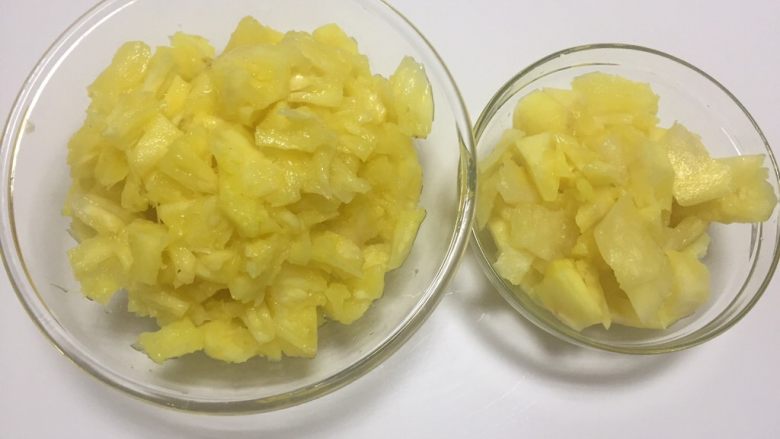 凤梨馅(菠萝馅),把菠萝芯和肉分离,分别切成小块