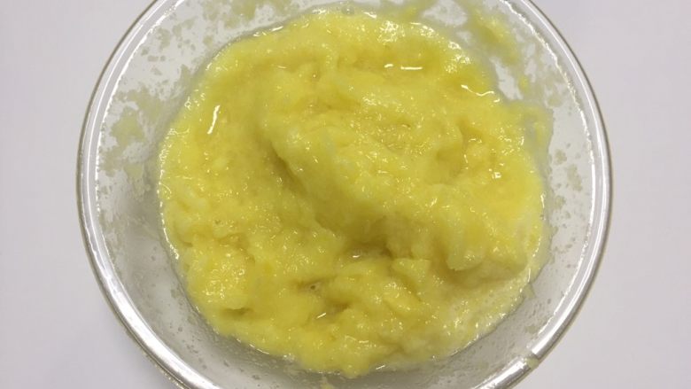 凤梨馅(菠萝馅),过滤好的菠萝蓉就这样,不用过滤的太干,可以保留一些菠萝汁的糖分和香气