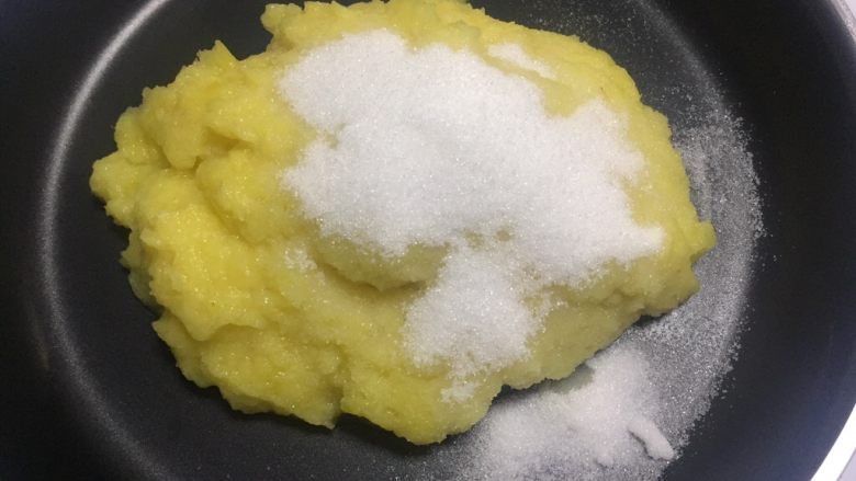 凤梨馅(菠萝馅),放入白砂糖和黄油