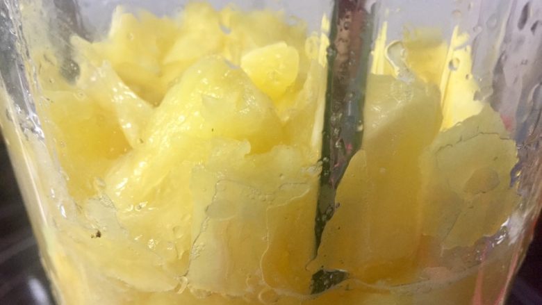 凤梨馅(菠萝馅),用料理机先将菠萝芯打碎,再加入菠萝肉搅打几下,没有大块的菠萝肉就可以了,千万不要打太碎了,这样吃起来有很好的纤维感,你也可以自己切细