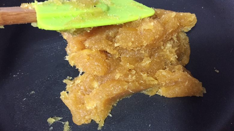 凤梨馅(菠萝馅),继续翻炒成团,铲子折叠感觉有明显的阻力和韧性就可以了