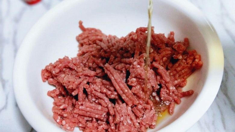 年夜饭&守岁的牛肉馅饺子,将牛肉糜翻去器具中,加入<a style='color:red;display:inline-block;' href='/shicai/ 718'>料酒</a>。