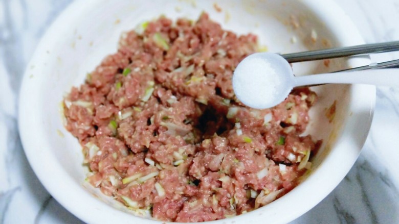 年夜饭&守岁的牛肉馅饺子,之后加入盐,拌均匀。