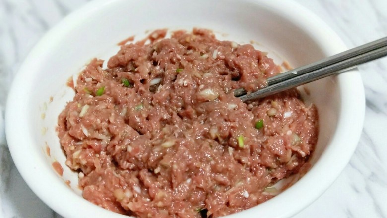 年夜饭&守岁的牛肉馅饺子,再次搅拌均匀。