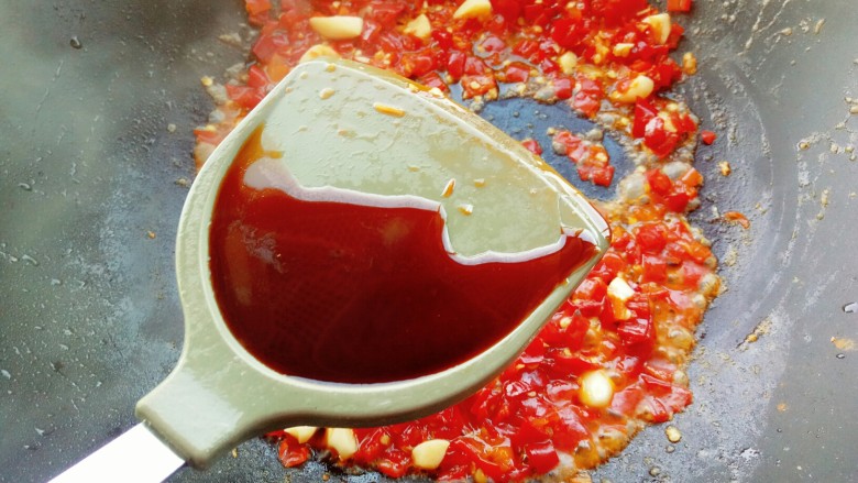 剁椒鱼头,倒入<a style='color:red;display:inline-block;' href='/shicai/ 864'>蒸鱼豉油</a>