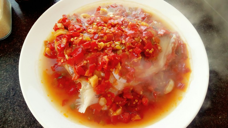 剁椒鱼头,蒸好后出锅
