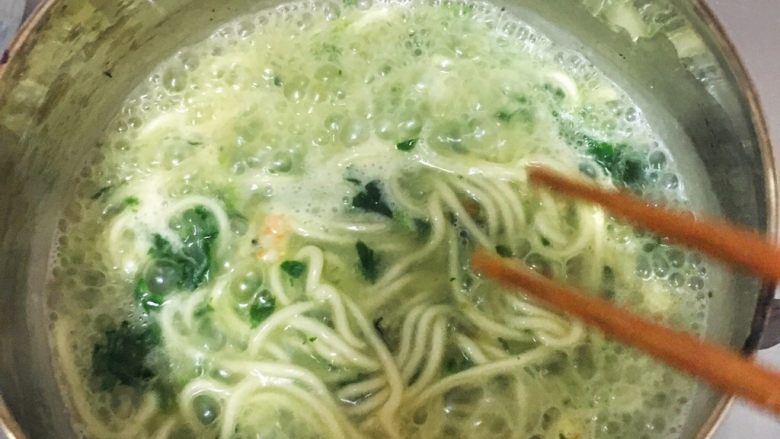 宝宝辅食10M➕:菠菜虾仁鸡蛋面,面条煮沸