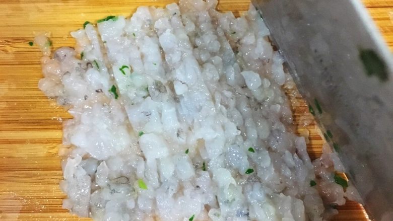 宝宝辅食10M➕:菠菜虾仁鸡蛋面,剁成虾泥