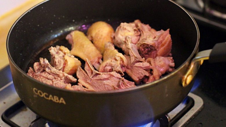 荔浦芋头烧鸭,热锅倒色拉油,下鸭肉煎至双面金黄。