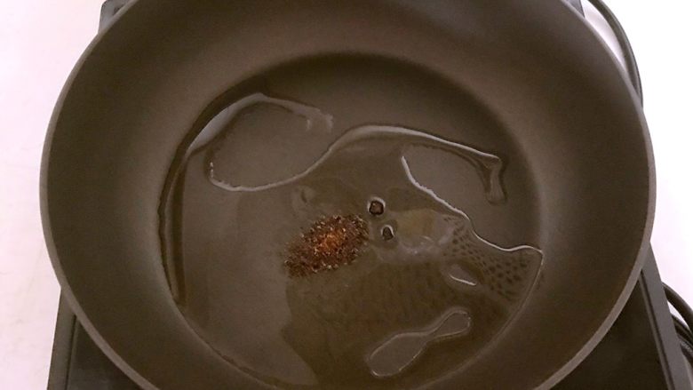 红烧鳊鱼,另起锅,加入1勺大豆色拉油,油温6分热的时候加入花椒粉