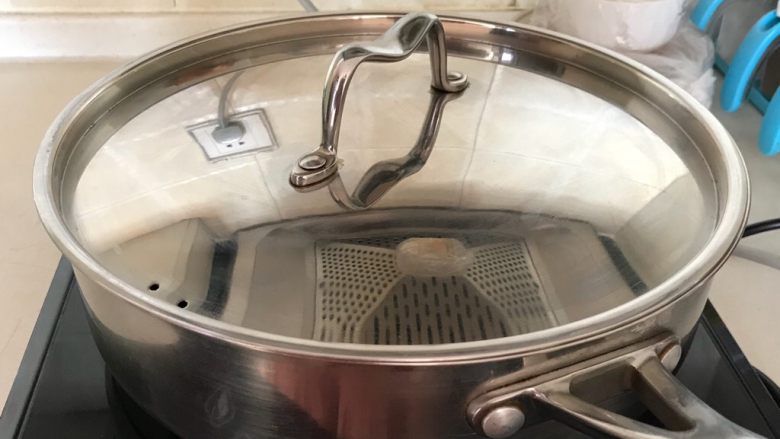红烧鳊鱼,盖上锅盖,大火烧开后小火慢烧20分钟