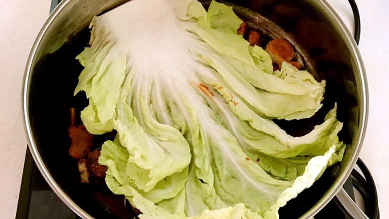 红烧鳊鱼,把白菜叶放在锅底,这样可以保持鱼皮完整