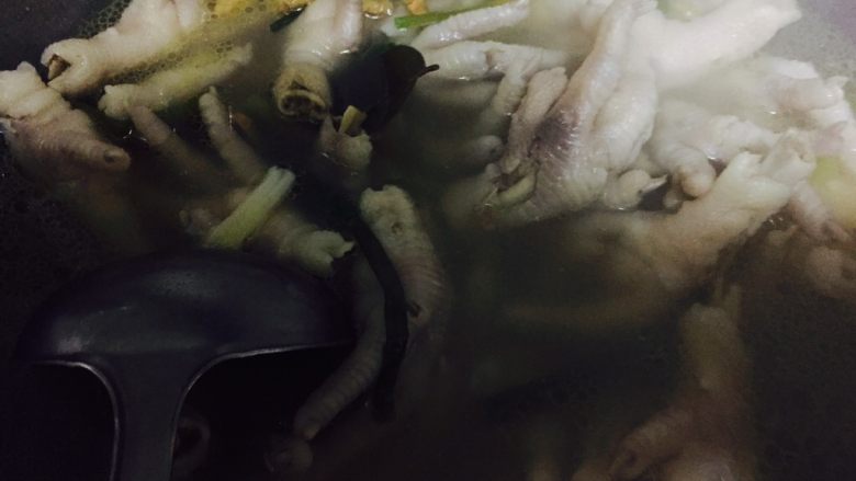 泡椒凤爪,加入生<a style='color:red;display:inline-block;' href='/shicai/ 37'>姜</a>、盐大火烧开，撇去浮沫，大火煮10-15分钟左右，不要煮太久否则鸡爪容易煮烂