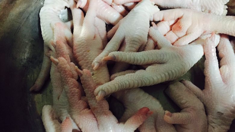 泡椒凤爪,鸡爪清洗干净用刀轻轻划开，方便入味