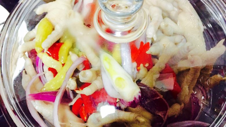 泡椒凤爪,盖上盖子密封，放入冰箱冷藏浸泡一夜方便入味