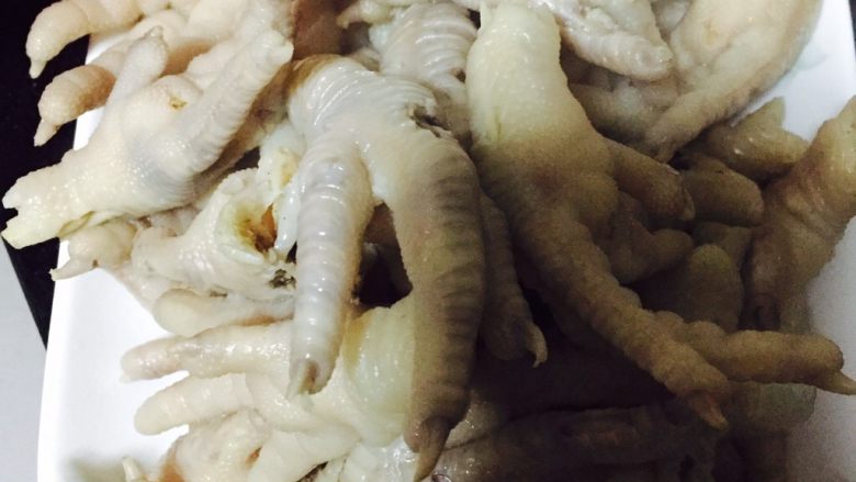 泡椒凤爪,鸡爪煮好后捞出控干水分