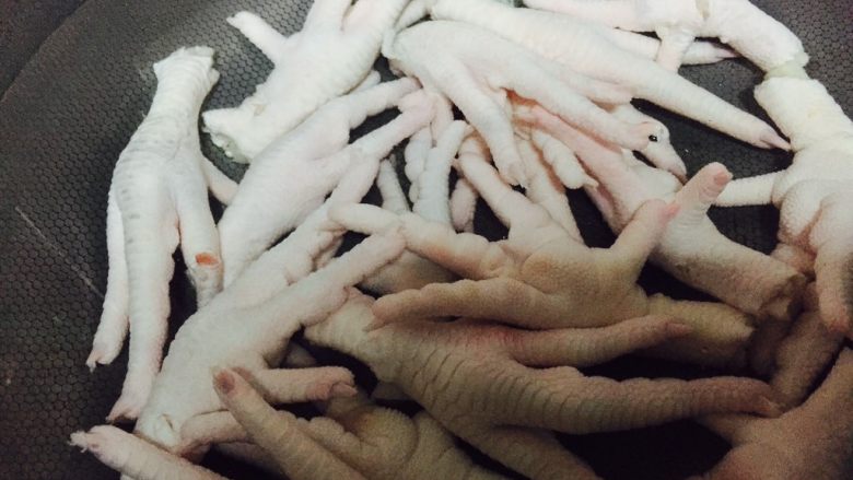 泡椒凤爪,将鸡爪清洗干净后放入锅中加入没过鸡爪的冷水