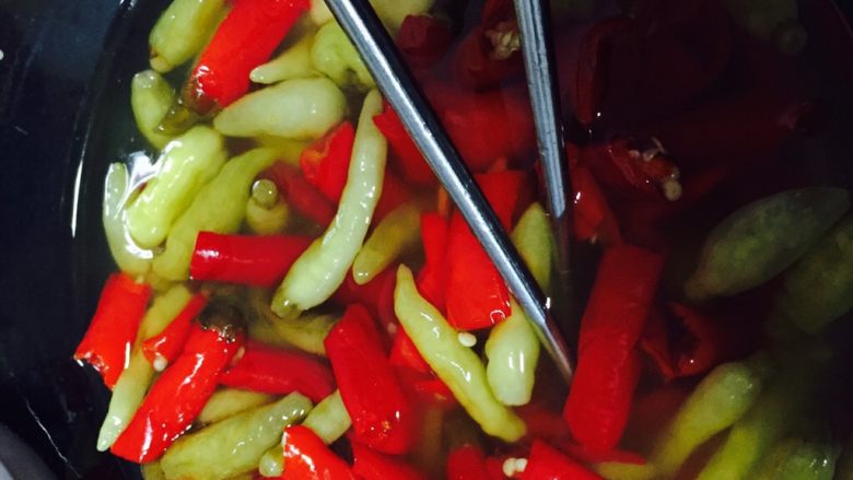 泡椒凤爪,找一个干净无油无水的能密封的容器倒入泡椒和泡椒水