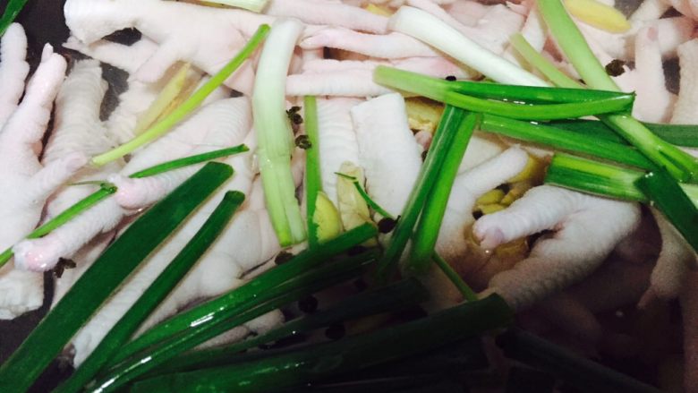 泡椒凤爪,加入<a style='color:red;display:inline-block;' href='/shicai/ 3250'>葱</a>段、花椒