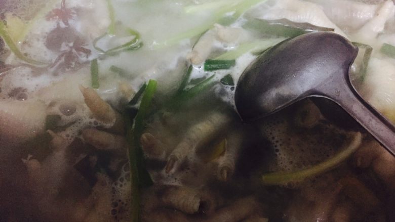 泡椒凤爪,加入<a style='color:red;display:inline-block;' href='/shicai/ 718'>料酒</a>、<a style='color:red;display:inline-block;' href='/shicai/ 695'>八角</a>、<a style='color:red;display:inline-block;' href='/shicai/ 710'>桂皮</a>、<a style='color:red;display:inline-block;' href='/shicai/ 741'>香叶</a>