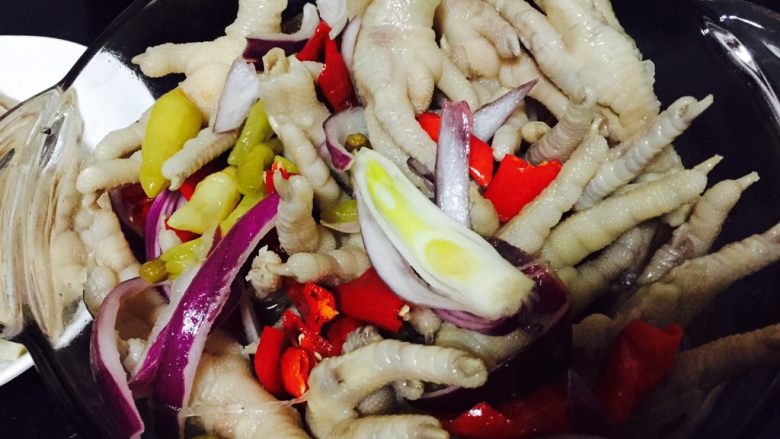 泡椒凤爪,辣椒根据自己口味调整，吃得不辣可以减少辣椒，放些<a style='color:red;display:inline-block;' href='/shicai/ 138096'>青花椒</a>