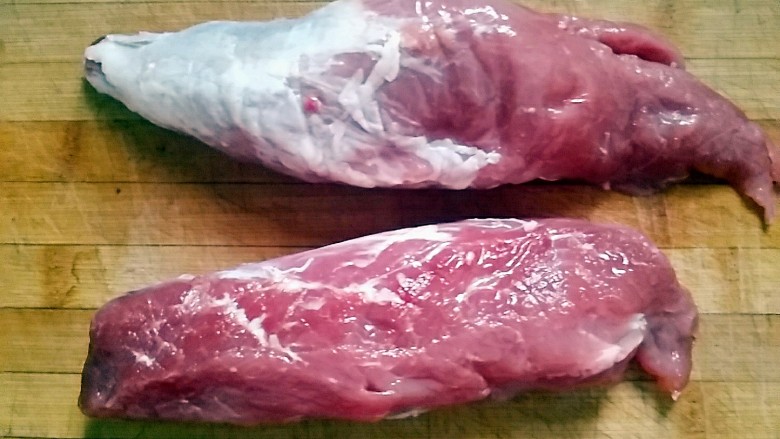 干炸里脊,准备里脊肉,我这次只用了一条里脊肉。