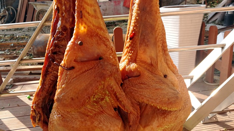 妈妈的味道~美味香酥鸡,然后拿出来,挂在外面稍微风干
