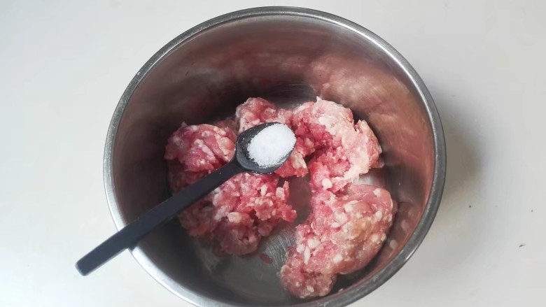 年味+金光灿灿元宝蛋饺,<a style='color:red;display:inline-block;' href='/shicai/ 10695'>肉糜</a>放入小盆,放入一小勺盐