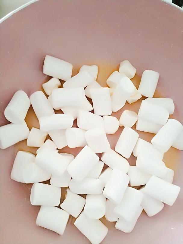 过年智胜熊孩子利器☞美味棒棒糖，家庭快手制作,加入<a style='color:red;display:inline-block;' href='/shicai/ 6083'>棉花糖</a>，小火加热融化。