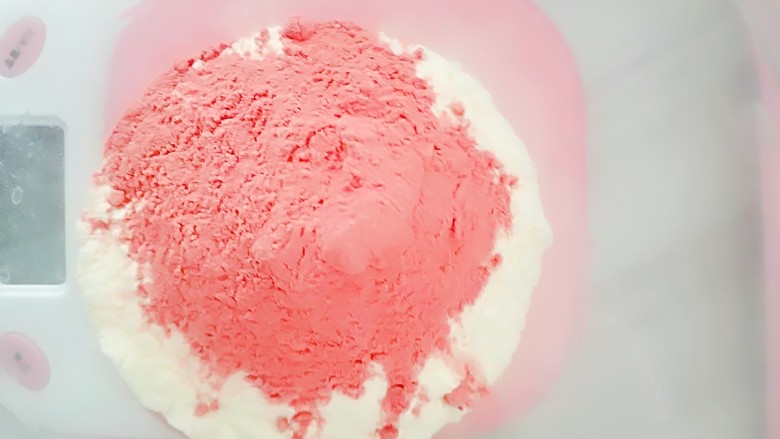 过年智胜熊孩子利器☞美味棒棒糖，家庭快手制作,称量<a style='color:red;display:inline-block;' href='/shicai/ 1124'>奶粉</a>和<a style='color:red;display:inline-block;' href='/shicai/ 109014'>草莓粉</a>。