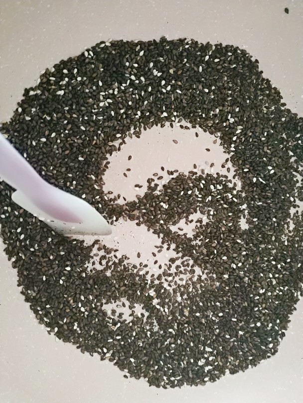 过年智胜熊孩子利器☞美味棒棒糖，家庭快手制作,小火炒香。