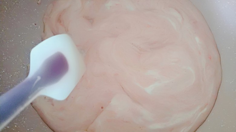 过年智胜熊孩子利器☞美味棒棒糖，家庭快手制作,把芝麻加入炒好的糖中。