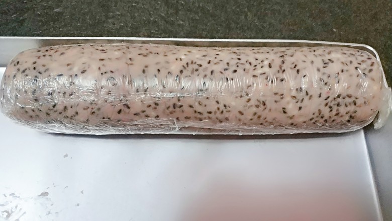 过年智胜熊孩子利器☞美味棒棒糖，家庭快手制作,在平盘中晾凉，卷成卷，用保鲜膜包好固定。