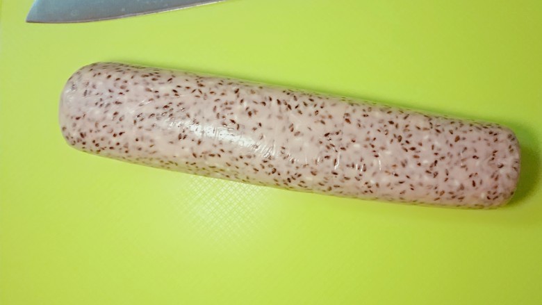 过年智胜熊孩子利器☞美味棒棒糖，家庭快手制作,冰箱冷藏30分钟后拿出来。