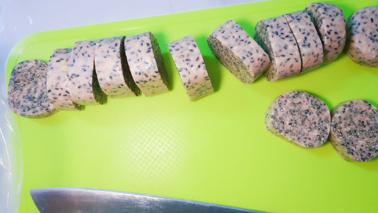 过年智胜熊孩子利器☞美味棒棒糖，家庭快手制作,切成大小。