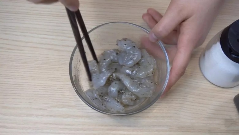 泰式沙拉意面,搅拌均匀,腌制备用。