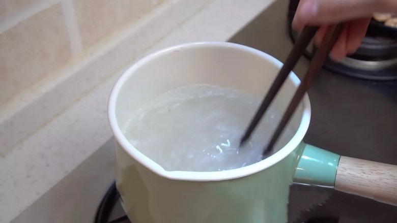 泰式沙拉意面,烧一锅水,(意面:水=1:15或1:17),先放入豇豆段,煮一分钟左右,追求脆的口感,可以放冰水冷却,再往水里倒入水重量1%的盐,开始煮意面,时间按照包装袋上的建议时间即可,沥干备用。