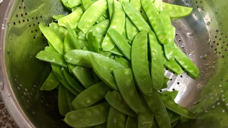 小清新&烟火气➕荷兰豆清炒酱油肉,荷兰豆清洗备用