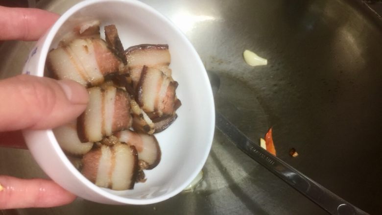 小清新&烟火气➕荷兰豆清炒酱油肉,加入肉片,小火煸香煸出油脂