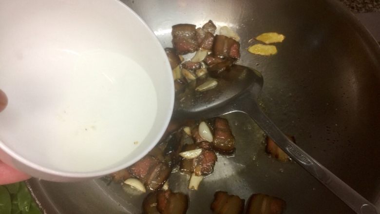 小清新&烟火气➕荷兰豆清炒酱油肉,淋上少许清水,翻炒,可以使酱油肉口感柔软一些也更易熟