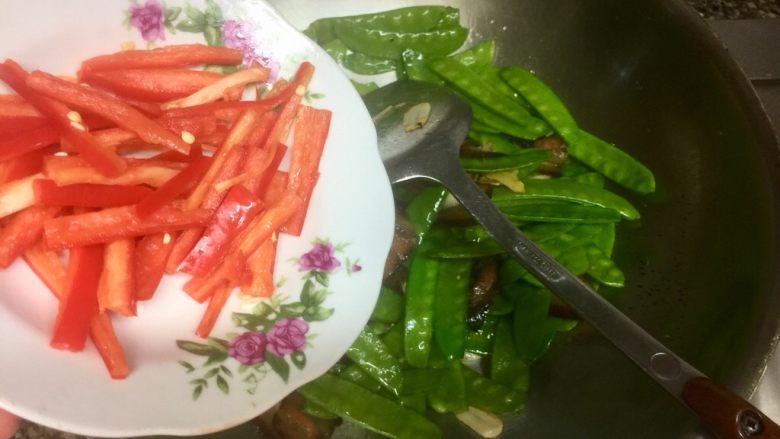 小清新&烟火气➕荷兰豆清炒酱油肉,加入红椒,翻炒均匀