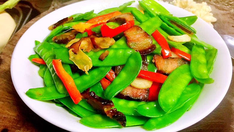 小清新&烟火气➕荷兰豆清炒酱油肉,因为年夜饭老爹急着把菜端出去,所以不能慢慢摆盘拍照,只能将就在案板上拍一张了,图片不够美,可味道真的不错呢