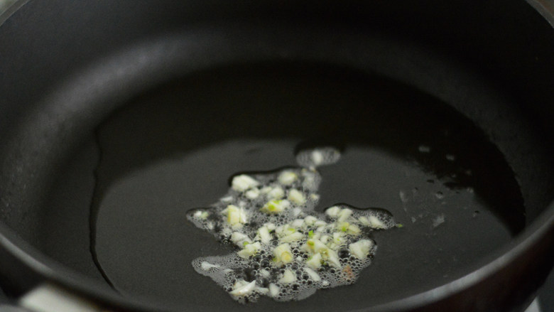 彩椒西兰花,锅里倒入少许油，爆香蒜蓉