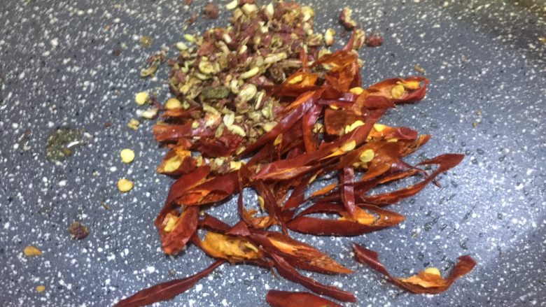 麻辣酥香可可花生,小火,锅内无需油放入花椒碎和干辣椒煸炒