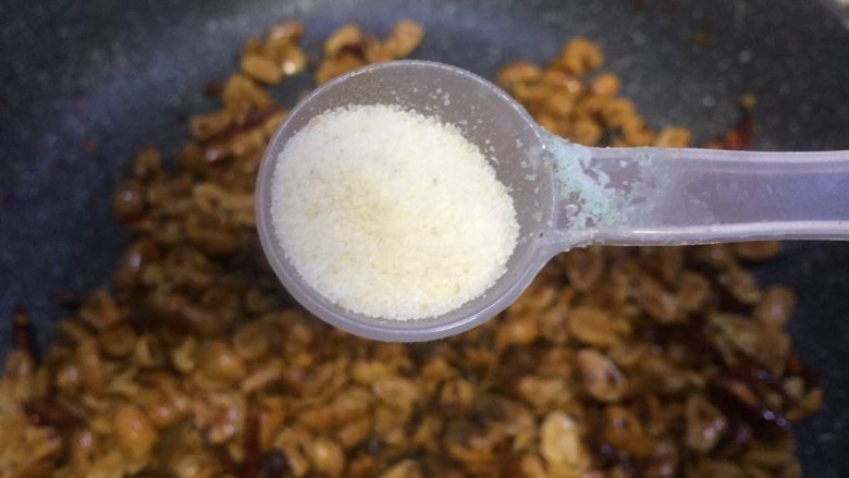 麻辣酥香可可花生,放入适量调味盐