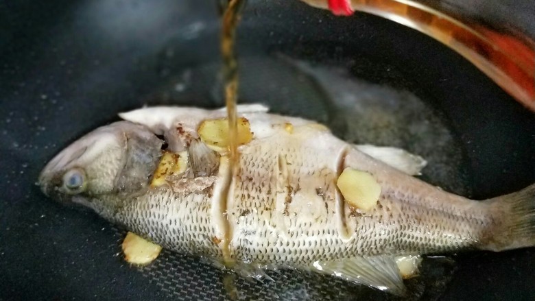 #春节健康菜#-酸甜鲜嫩的茄汁鲈鱼,煎至微黄,加入料酒。