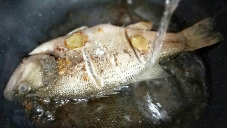 #春节健康菜#-酸甜鲜嫩的茄汁鲈鱼,加入清水,没过鲈鱼。