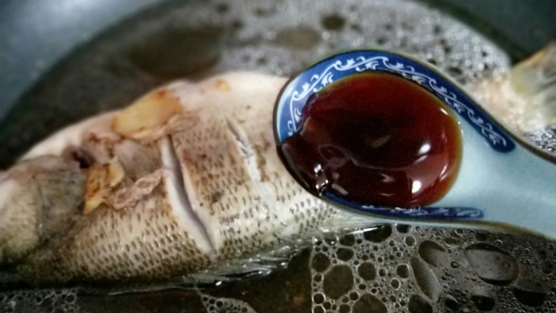 #春节健康菜#-酸甜鲜嫩的茄汁鲈鱼,加入<a style='color:red;display:inline-block;' href='/shicai/ 721'>蚝油</a>,大火烧开,转中小火10分钟。