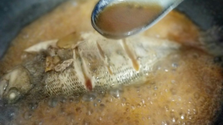 #春节健康菜#-酸甜鲜嫩的茄汁鲈鱼,大火收汤汁,用勺子盛汤汁往鱼身上淋,直至汤汁收浓。留少许汤汁。