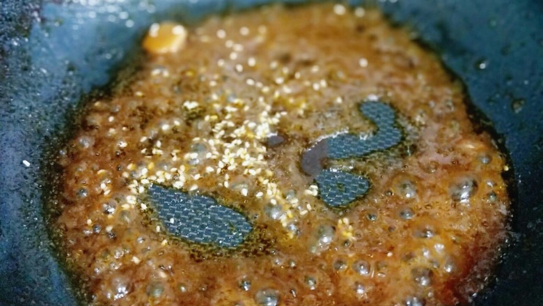 #春节健康菜#-酸甜鲜嫩的茄汁鲈鱼,把烧熟的鱼盛出,锅里的汤汁,加入化开的淀粉勾芡,浓稠时加入少许芝麻,炒均匀关火。